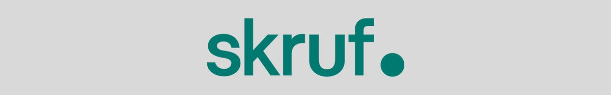skruf Markenlogo in Grün auf hellgrauem Banner