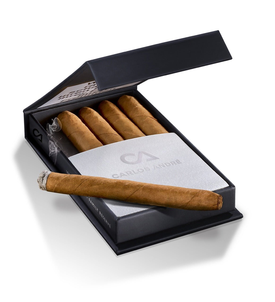 Geöffnete Carlos Andre Black Club Schachtel mit fünf Cigarillos, einer liegt obenauf