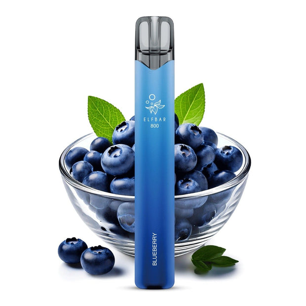 Elfbar 800 Blueberry 20mg vor Blaubeer-Hintergrund, fruchtige Einweg E-Zigarette, Smokeyz24.de