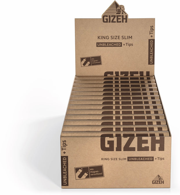 Karton mit 26 Packungen GIZEH Unbleached King Size Slim + Tips Blättchen, Sparpaket, frontal fotografiert