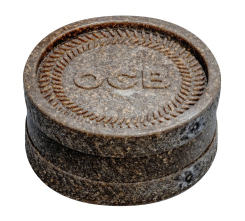OCB Composit Grinder aus 100 % recyceltem Material, nachhaltiger Kräutergrinder, Farbe braun geschlossen