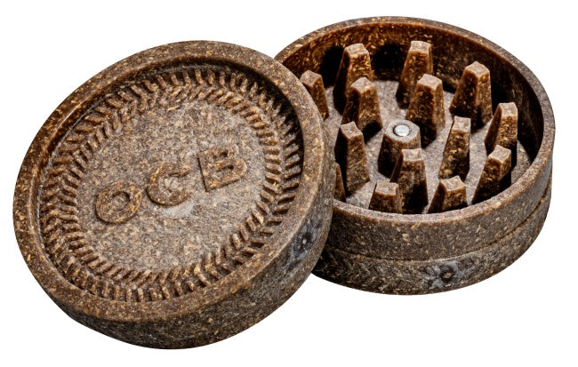 OCB Composit Grinder aus 100 % recyceltem Material, nachhaltiger Kräutergrinder, braun geöffnet