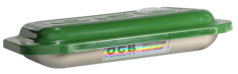 OCB Rolling Tray mit Deckel, seitlich fotografiert mit geschlossenem Deckel