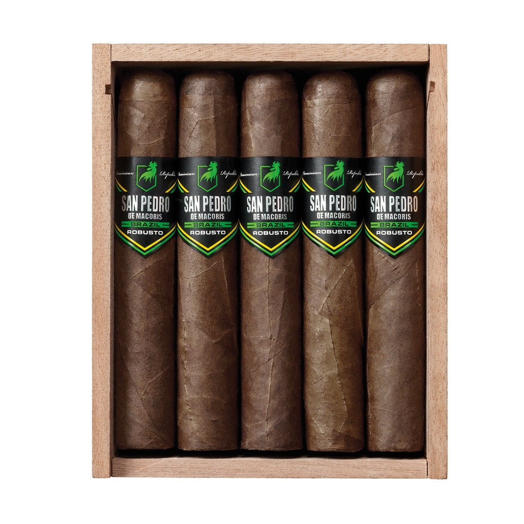 Geöffnete Schachtel der San Pedro de Macoris Brazil Robusto Zigarren mit 20 handgerollten Zigarren sichtbar arrangiert.