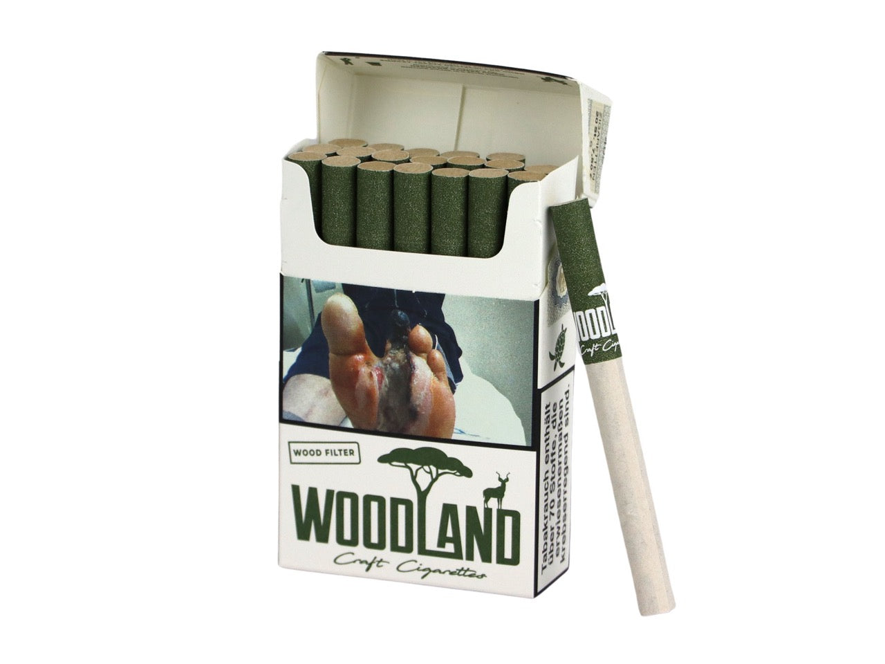 Geöffnete Woodland Craft Zigaretten 20er Packung, einzelne Zigarette mit Holzfilter daneben, plastikfrei