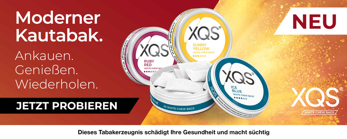 XQS White Chew Bags Banner mit den Dosen Ruby Red und Sunny Yellow, einer geöffneten Ice Blue Dose und dem Schriftzug Moderner Kautabak - Ankauen, Genießen, Wiederholen