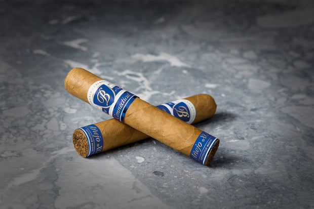 Balmoral Añejo XO Connecticut Rothschild Masivo Zigarren übereinander liegend