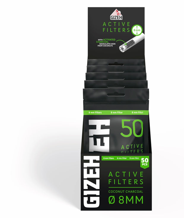 Karton mit 5 x 50er GIZEH Black Active Filter 8mm Beuteln frontal fotografiert