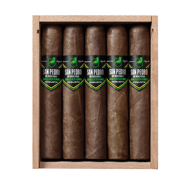 Geöffnete Schachtel der San Pedro de Macoris Brazil Robusto Zigarren mit 20 handgerollten Zigarren sichtbar arrangiert.