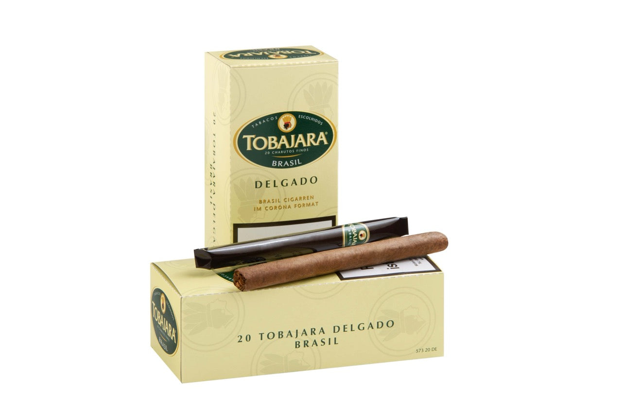 Tobajara Delgado Brasil – 20er Packung stehend vor liegender Packung mit Zigarillo