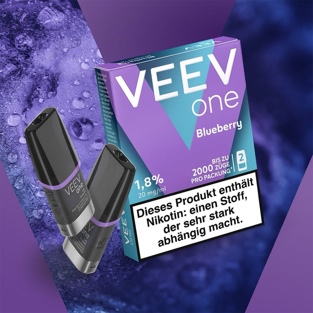VEEV ONE Pods Blueberry – Packung mit zwei Pods vor dunklem Blaubeer-Hintergrund
