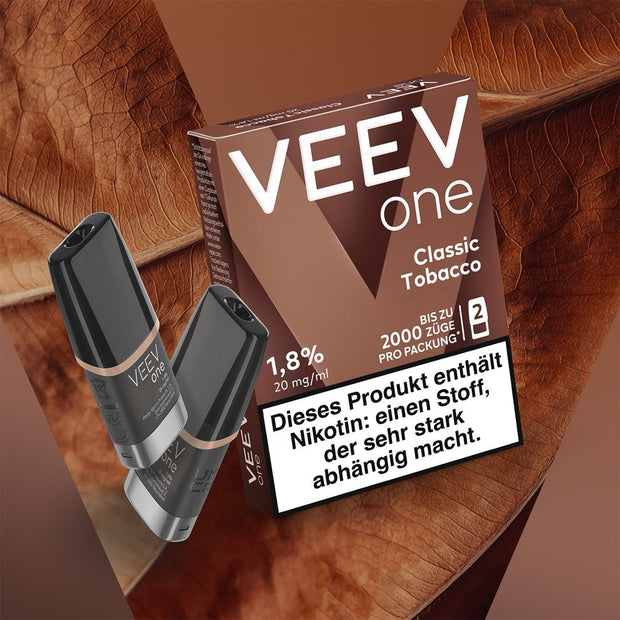 VEEV ONE Pods Classic Tobacco – Pods neben Verpackung vor farbigem Hintergrund