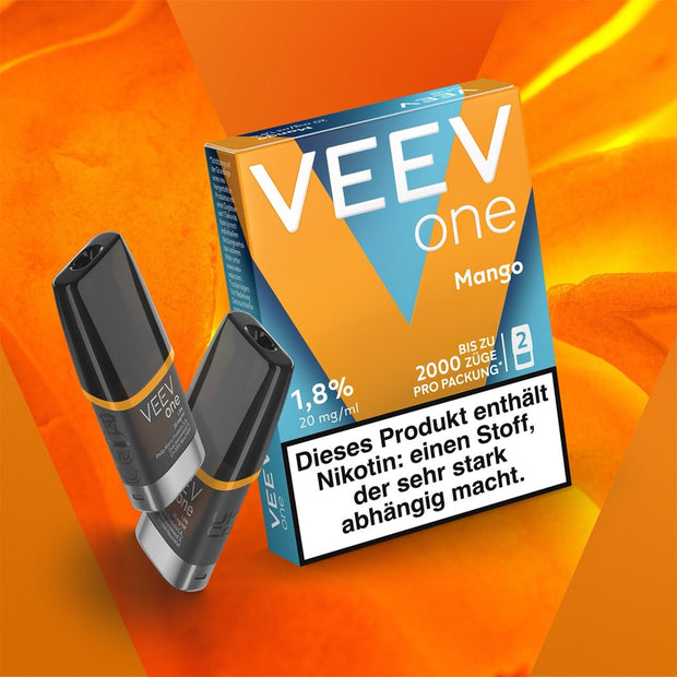 VEEV ONE Pods Mango – zwei Pods und Verpackung vor orangem Hintergrund