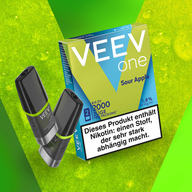 VEEV ONE Pods Sour Apple mit zwei Pods und Verpackung vor grünem Hintergrund